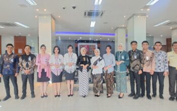 Peringati Hari Kartini, Pekerja BRI Branch Office Veteran Kenakan Pakaian Nasional Saat Layani Nasabah