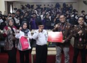 Telkomsel Salurkan Bantuan Perlengkapan Sekolah bagi 300 Pelajar di Kalimantan, Dorong Semangat Belajar dan Akses Pendidikan Digital yang Lebih Merata