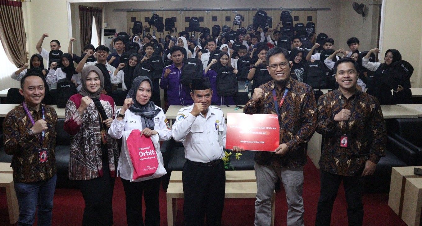 Telkomsel Salurkan Bantuan Perlengkapan Sekolah bagi 300 Pelajar di Kalimantan, Dorong Semangat Belajar dan Akses Pendidikan Digital yang Lebih Merata