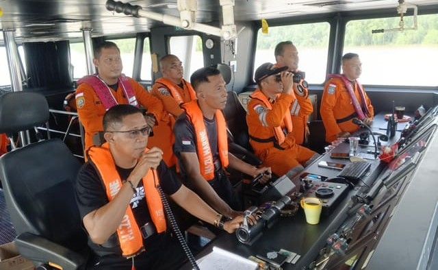 Tim SAR Banjarmasin Laksanakan Evakuasi Medis ABK KM Mahogani Banda di Perairan Tanjung Selatan