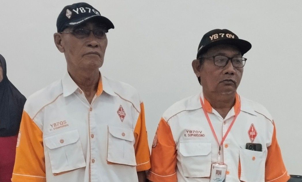 Dua Senior Pendiri ORARI Lokal Kapuas, YB7OV dan YB7QS, Jadi Saksi Sejarah 43 Tahun Perkembangan ORARI Kapuas.