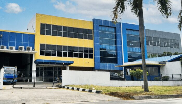 Jenis dan Kegunaan Industrial Door dan Dock Leveler dalam Industri