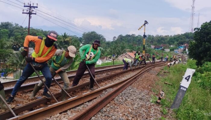 KAI Daop 2 Bandung Ganti 2.800 Meter Rel Untuk Tingkatkan Keselamatan dan Kenyamanan Perjalanan KA
