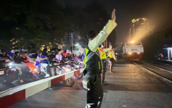 Antisipasi Pawai Kemenangan PERSIB, KAI Daop 2 Bandung Imbau Pelanggan Datang Lebih Awal ke Stasiun Antisipasi Pawai Kemenangan PERSIB, KAI Daop 2 Bandung Imbau Pelanggan Datang Lebih Awal ke Stasiun