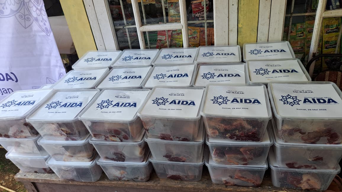 AIDA Kemlu Azerbaijan dan OIC Youth Indonesia Salurkan 500 Paket Daging Kurban bagi Masyarakat di Bogor dan Sukabumi