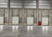 Jenis dan Kegunaan Industrial Door dan Dock Leveler dalam Industri