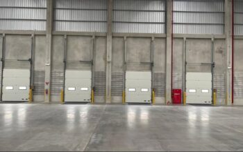 Jenis dan Kegunaan Industrial Door dan Dock Leveler dalam Industri