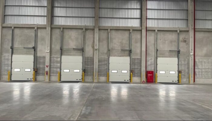 Jenis dan Kegunaan Industrial Door dan Dock Leveler dalam Industri