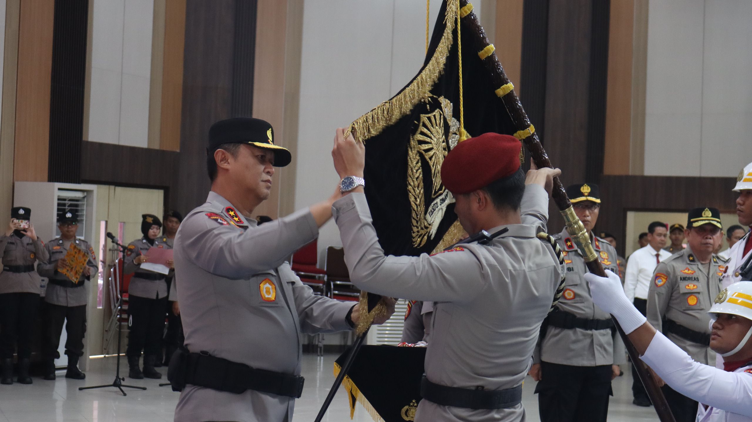 Sambut HUT Bhayangkara ke-80, Polda Kalteng Gelar Pencucian Pataka Manunggal Dharma Karya Jaya