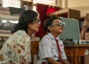Dia Tak Bisa Melihat Tulisan di Papan Tulis, 1.720 Orang dalam Program #MelihatMasaDepan Memilih untuk Mengubah Itu Dia Tak Bisa Melihat Tulisan di Papan Tulis, 1.720 Orang dalam Program #MelihatMasaDepan Memilih untuk Mengubah Itu