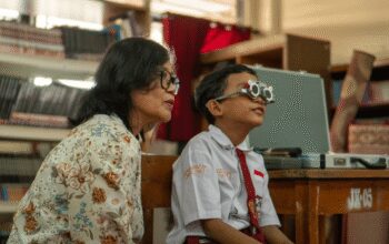 Dia Tak Bisa Melihat Tulisan di Papan Tulis, 1.720 Orang dalam Program #MelihatMasaDepan Memilih untuk Mengubah Itu Dia Tak Bisa Melihat Tulisan di Papan Tulis, 1.720 Orang dalam Program #MelihatMasaDepan Memilih untuk Mengubah Itu