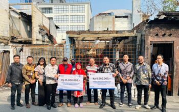 BRI Branch Office Otista dan BRINS Serahkan Simbolis Klaim Asuransi kepada Nasabah Terdampak Kebakaran