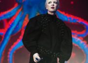 Dari Perkampungan Urban Jakarta Mendunia: Ikon Rock Legendaris Shirley Manson (Garbage) Kenakan Label Fashion Berkesadaran Asal Indonesia, Fuguku, di Atas Panggung