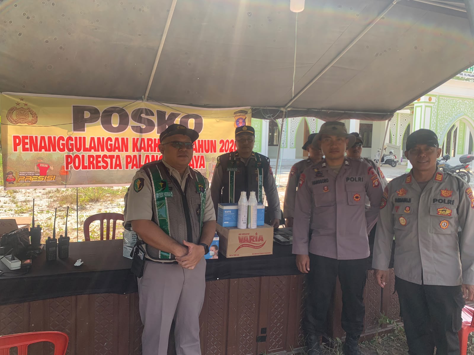 Polda Kalteng Salurkan 400 Masker KN95, Vitamin dan Oxycan untuk Personel di Pos Karhutla