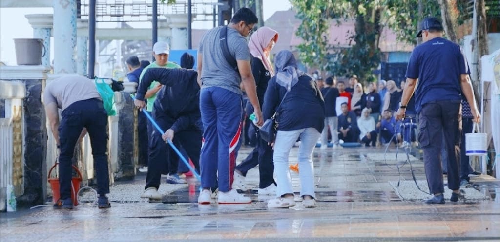 Wali Kota Pimpin Gotroy Bersihkan Siring Tendean dan Kawasan Tugu 0 Km