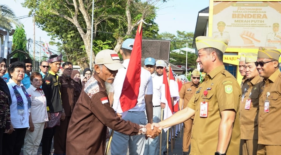 Sambut HUT RI, Pemko Banjarmasin Canangkan Gerakan Pembagian Bendera Merah Putih
