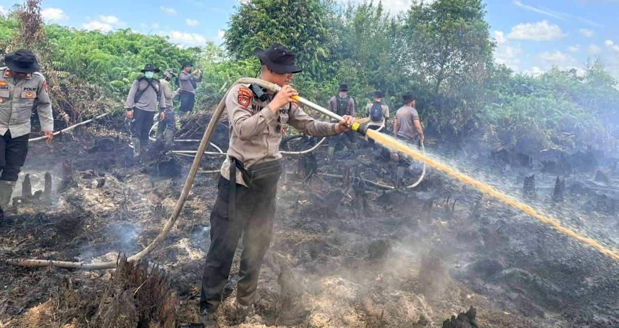 Personel Ditsamapta Polda Kalteng Lakukan Pemadaman Karhutla di Tumbang Nusa