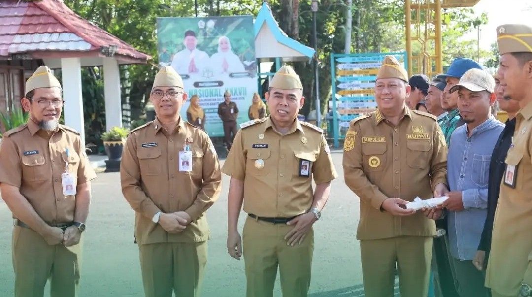 Pemkab Batola Serahkan Mesin Perontok Padi dan Mobil Layanan Dukcapil pada Upacara ASN