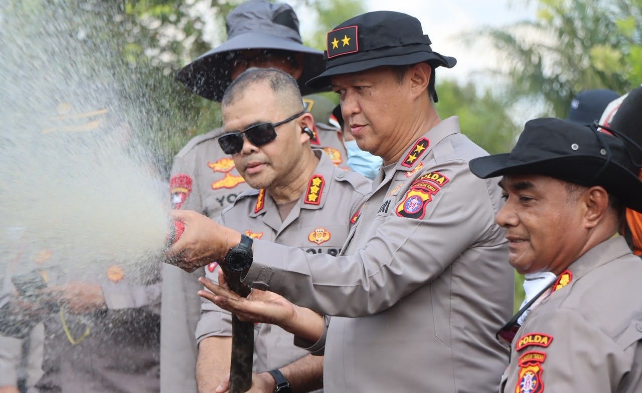 Kapolda Kalteng Turun Langsung Padamkan Api di Tumbang Nusa