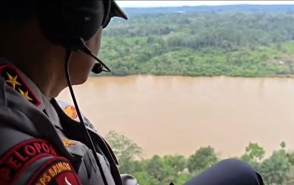 Kapolda Kalteng Patroli Udara Bantu Cari Dua Personel Polri yang Hilang