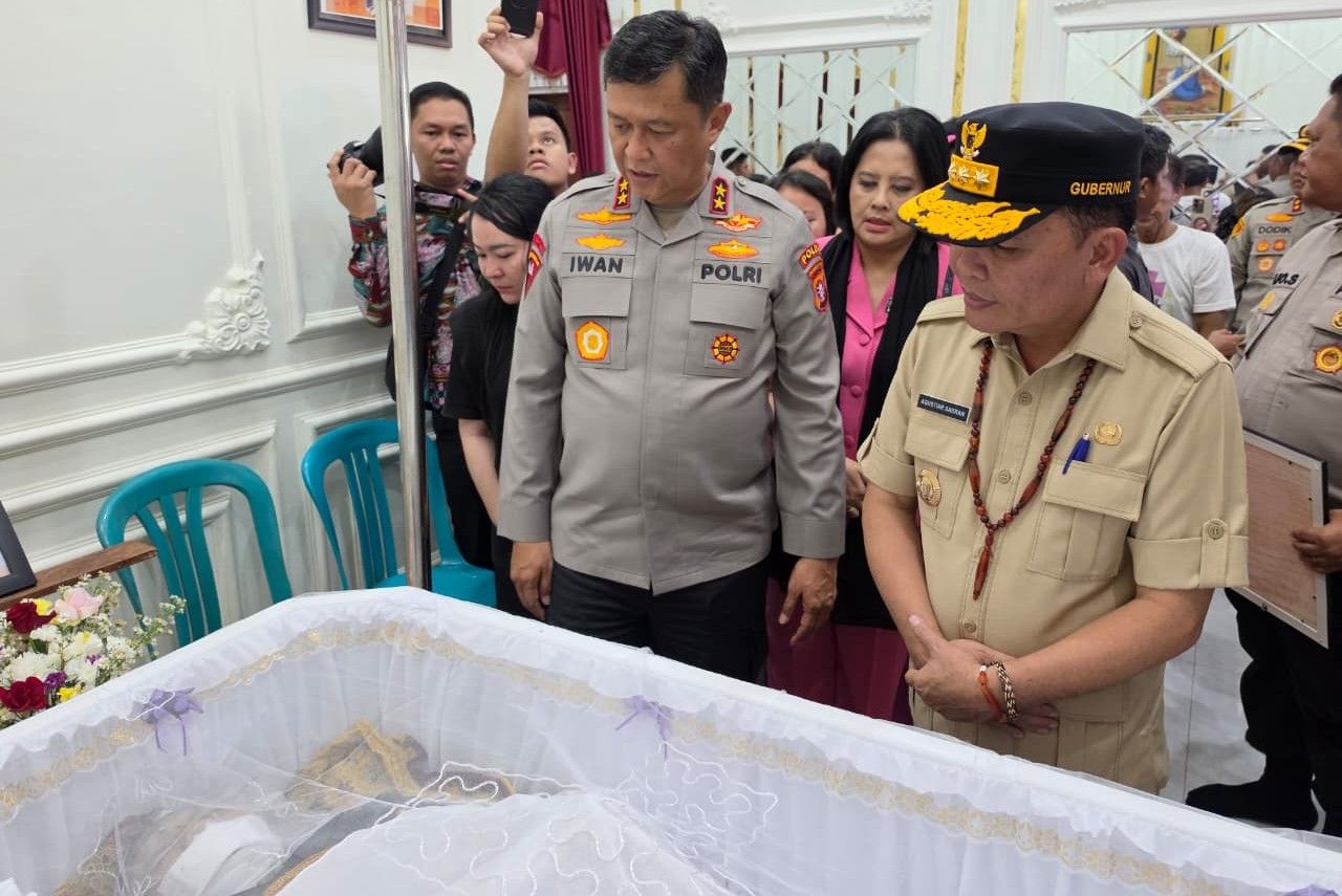 Kapolda dan Gubernur Kalteng Melayat ke Rumah Duka Aipda Yudhi Perdana Putra