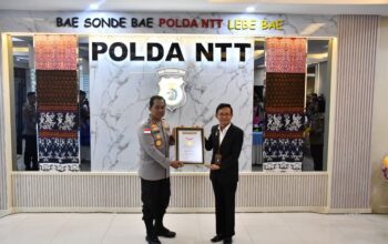 Polda NTT Pecahkan Rekor MURI, 11.663 Orang Ikut Terapi Kesehatan Mental Polda NTT Pecahkan Rekor MURI, 11.663 Orang Ikut Terapi Kesehatan Mental