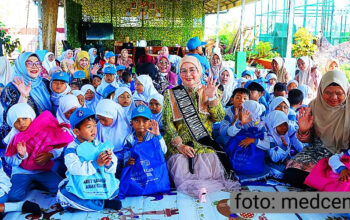 Bunda PAUD Neli Listriani Ajak Anak Jelajah Literasi di Taman Satwa Bunda PAUD Neli Listriani Ajak Anak Jelajah Literasi di Taman Satwa