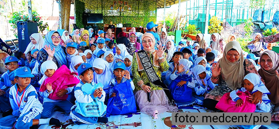 Bunda PAUD Neli Listriani Ajak Anak Jelajah Literasi di Taman Satwa