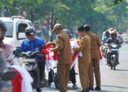 Pemko Banjarmasin Bagi-Bagi Bendera Merah Putih untuk Warga Sambut HUT Ke-81 RI