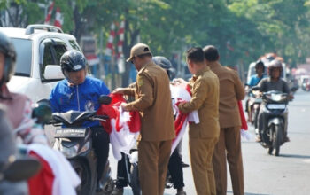 Pemko Banjarmasin Bagi-Bagi Bendera Merah Putih untuk Warga Sambut HUT Ke-81 RI