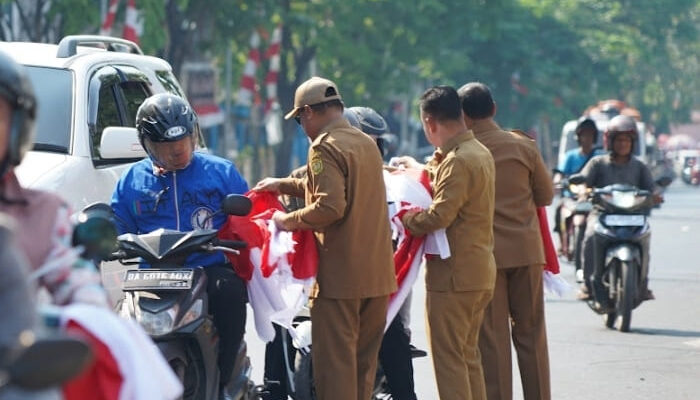 Pemko Banjarmasin Bagi-Bagi Bendera Merah Putih untuk Warga Sambut HUT Ke-81 RI