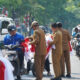 Pemko Banjarmasin Bagi-Bagi Bendera Merah Putih untuk Warga Sambut HUT Ke-81 RI