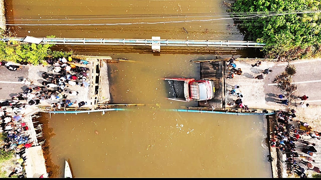 Jembatan Saka Harang Mantuil Ambruk
