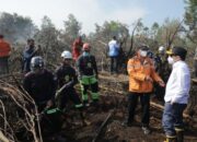 Wagub Kalsel Berikan Perhatian dan Serahkan Bantuan Pada Relawan Karhutla Wagub Kalsel Berikan Perhatian dan Serahkan Bantuan Pada Relawan Karhutla