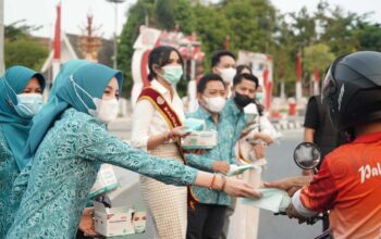 Terdampak Kabut Asap 6.000 Warga Terpapar ISPA, TP-PKKK Bagi-bagi Masker Gratis Terdampak Kabut Asap 6.000 Warga Terpapar ISPA, TP-PKKK Bagi-bagi Masker Gratis