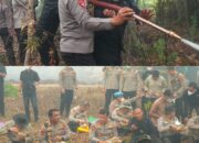Perkuat Kebersamaan, Kapolda Kalteng Motivasi Satgas Karhutla Lewat Makan Siang Bersama Perkuat Kebersamaan, Kapolda Kalteng Motivasi Satgas Karhutla Lewat Makan Siang Bersama