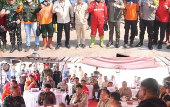 Kapolda Kalteng Dampingi Menko Polkam Tinjau Penanganan Karhutla di Tumbang Nusa