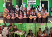“Ketua PC PMII Kapuas Membersamai Anggota DPRD Masliana” Membagikan Buku Mewarnai kepada Anak-Anak RA Raudatul Muta’allimin “Ketua PC PMII Kapuas Membersamai Anggota DPRD Masliana” Membagikan Buku Mewarnai kepada Anak-Anak RA Raudatul Muta’allimin