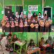 “Ketua PC PMII Kapuas Membersamai Anggota DPRD Masliana”  Membagikan Buku Mewarnai kepada Anak-Anak RA Raudatul Muta’allimin