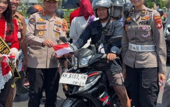 Sambut HUT ke-81 RI, Polda Kalteng Bagikan Bendera Merah Putih ke Pengendara