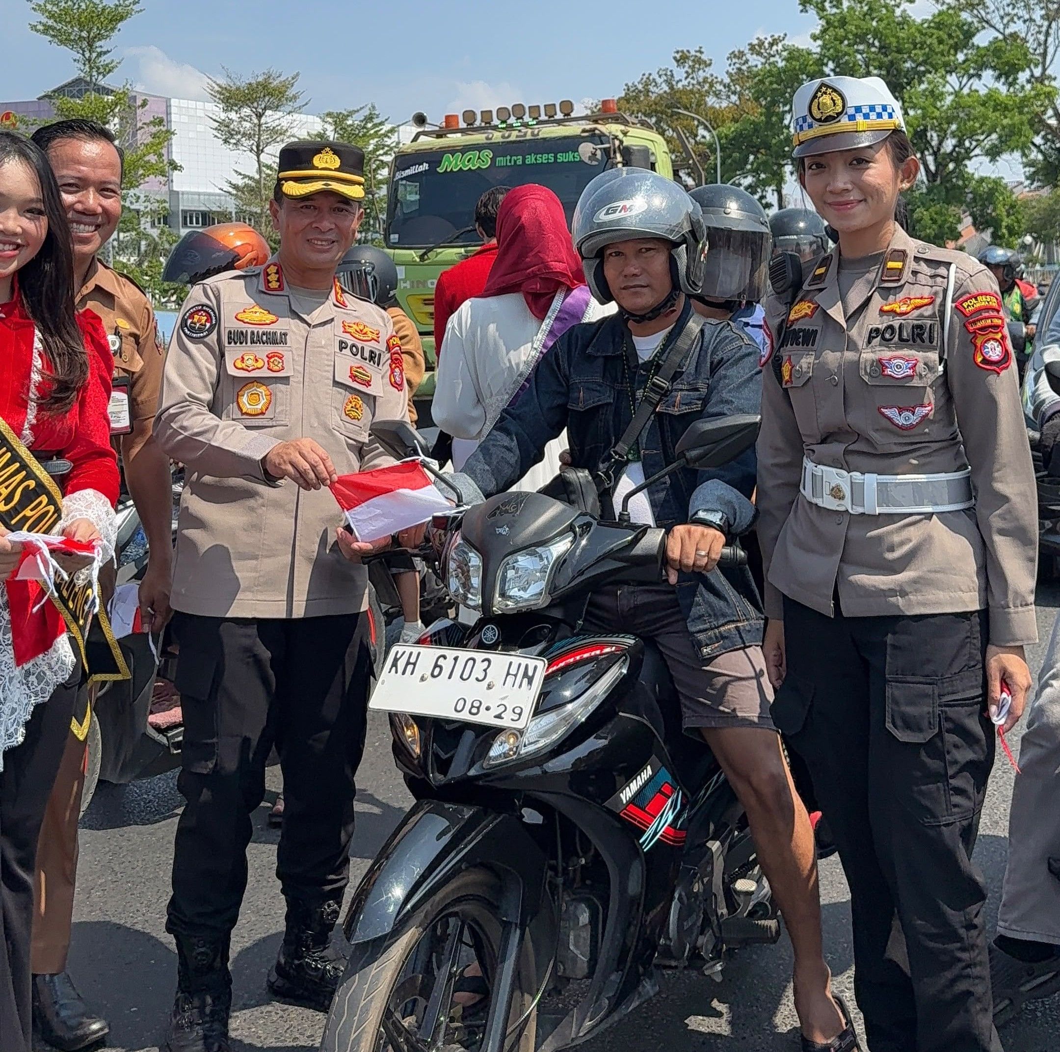 Sambut HUT ke-81 RI, Polda Kalteng Bagikan Bendera Merah Putih ke Pengendara