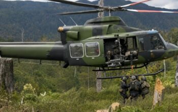 Di Tengah Ancaman Konflik, 11 Prajurit Koops TNI Habema Evakuasi Warga Ugimba dengan Dua Helikopter Di Tengah Ancaman Konflik, 11 Prajurit Koops TNI Habema Evakuasi Warga Ugimba dengan Dua Helikopter