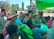 Kapolri Bersama Ketua Komisi IV DPR RI, Didampingi Kapolda NTT, Tinjau Pengungsi Gempa di Reo, Serahkan 2.000 Paket Sembako