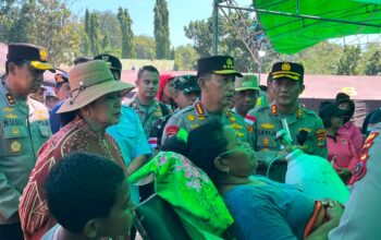Kapolri Bersama Ketua Komisi IV DPR RI, Didampingi Kapolda NTT, Tinjau Pengungsi Gempa di Reo, Serahkan 2.000 Paket Sembako