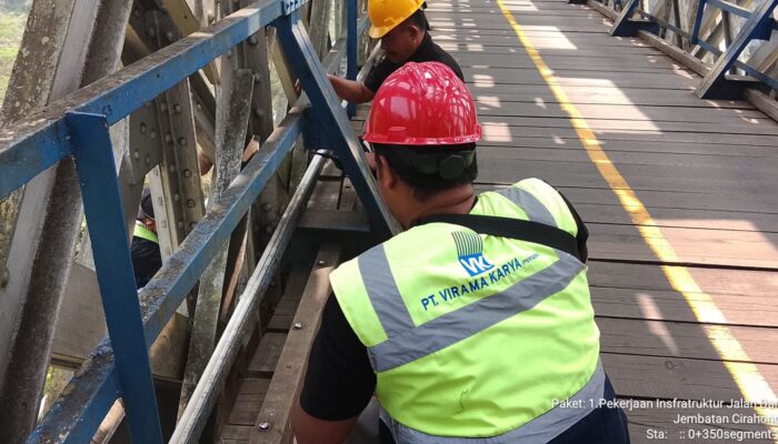 KAI Daop 2 Bandung Bergerak Cepat Lengkapi Baut dan Perbaiki Papan Jembatan Cirahong Untuk Keselamatan