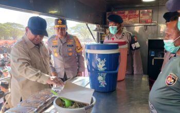 Presiden Prabowo Didampingi Kapolri dan Kapolda NTT Kunjungi Pengungsian Nagekeo, Cek Dapur Lapangan dan Penyediaan Air Bersih