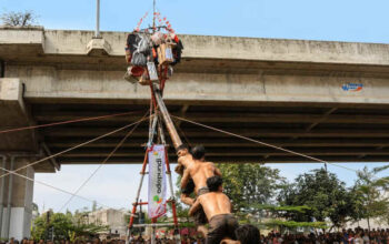 Semarak HUT ke-81 RI, Adapundi Turut Meriahkan Panjat Pinang Kalimalang 2026