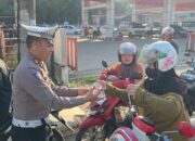 Polres Tabalong Berikan Pelayanan Humanis, Bagikan Air Mineral kepada Masyarakat di SPBU