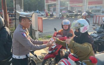 Polres Tabalong Berikan Pelayanan Humanis, Bagikan Air Mineral kepada Masyarakat di SPBU
