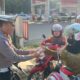 Polres Tabalong Berikan Pelayanan Humanis, Bagikan Air Mineral kepada Masyarakat di SPBU